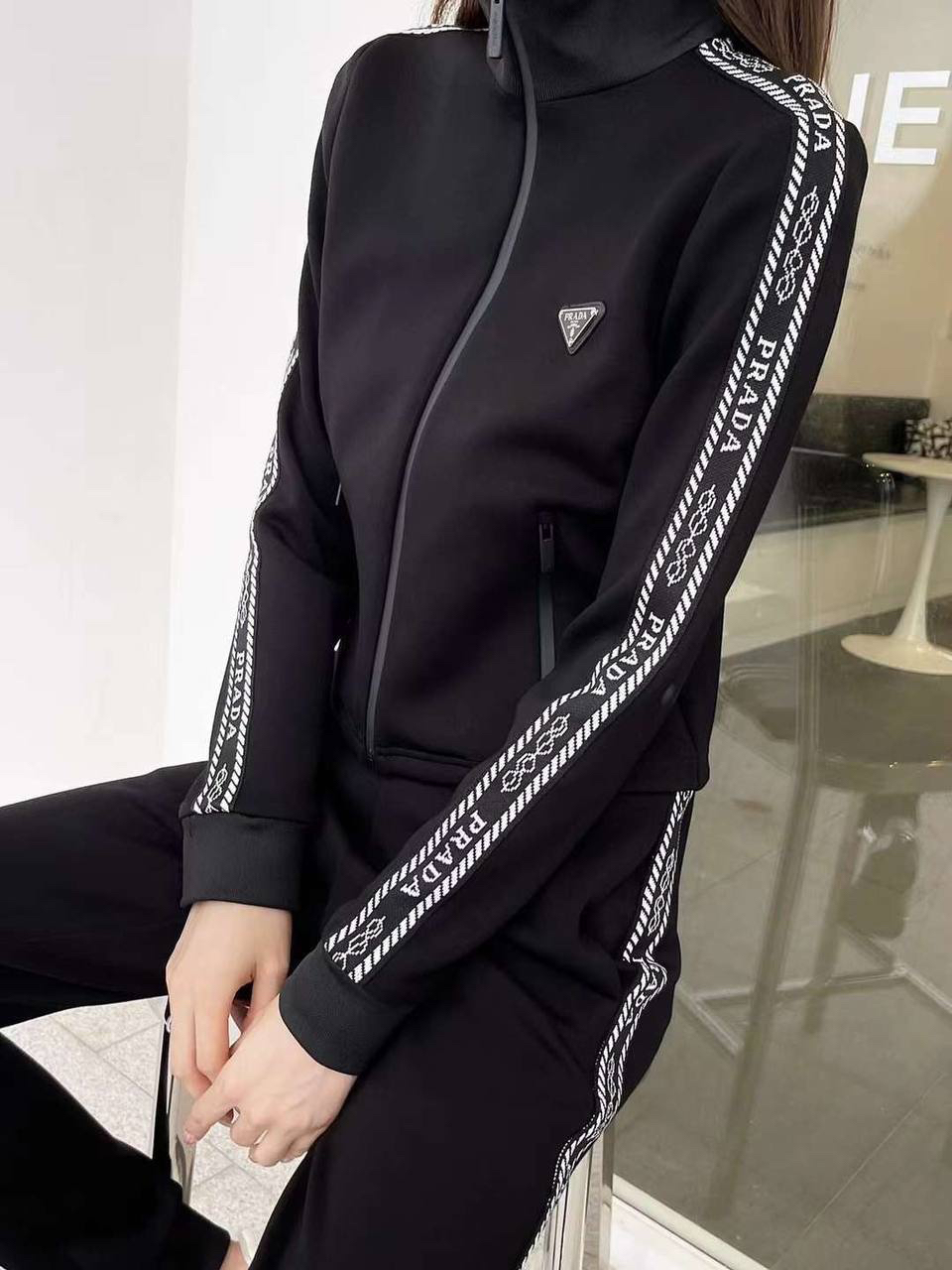 КОСТЮМ PRADA детальное фото