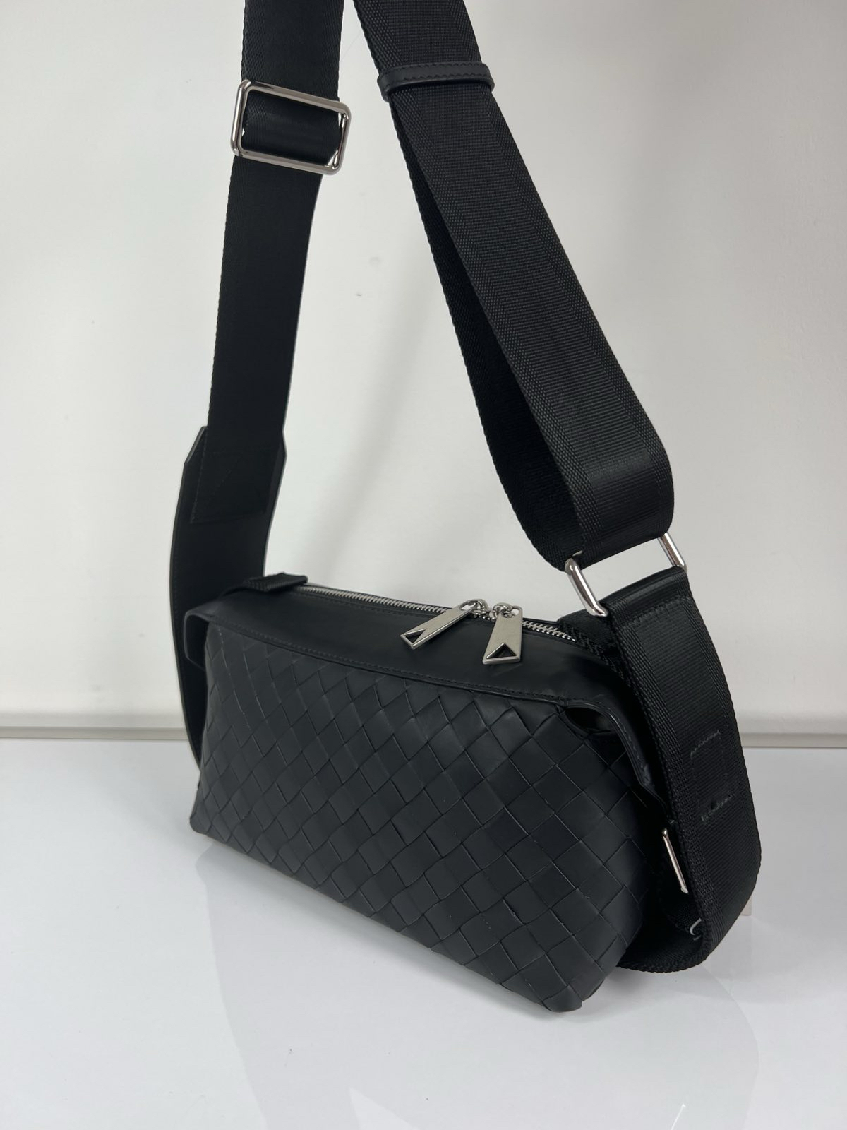 МУЖСКАЯ СУМКА СЛИНГ BOTTEGA VENETA детальное фото