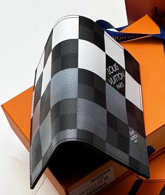 МУЖСКАЯ ОБЛОЖКА НА ПАСПОРТ LOUIS VUITTON детальное фото