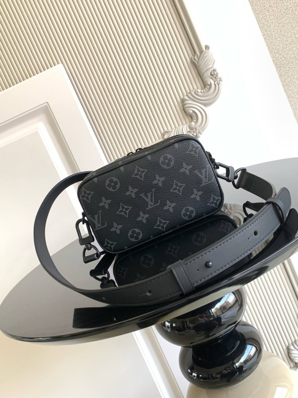 МУЖСКАЯ СУМКА МЕССЕНДЖЕР LOUIS VUITTON детальное фото