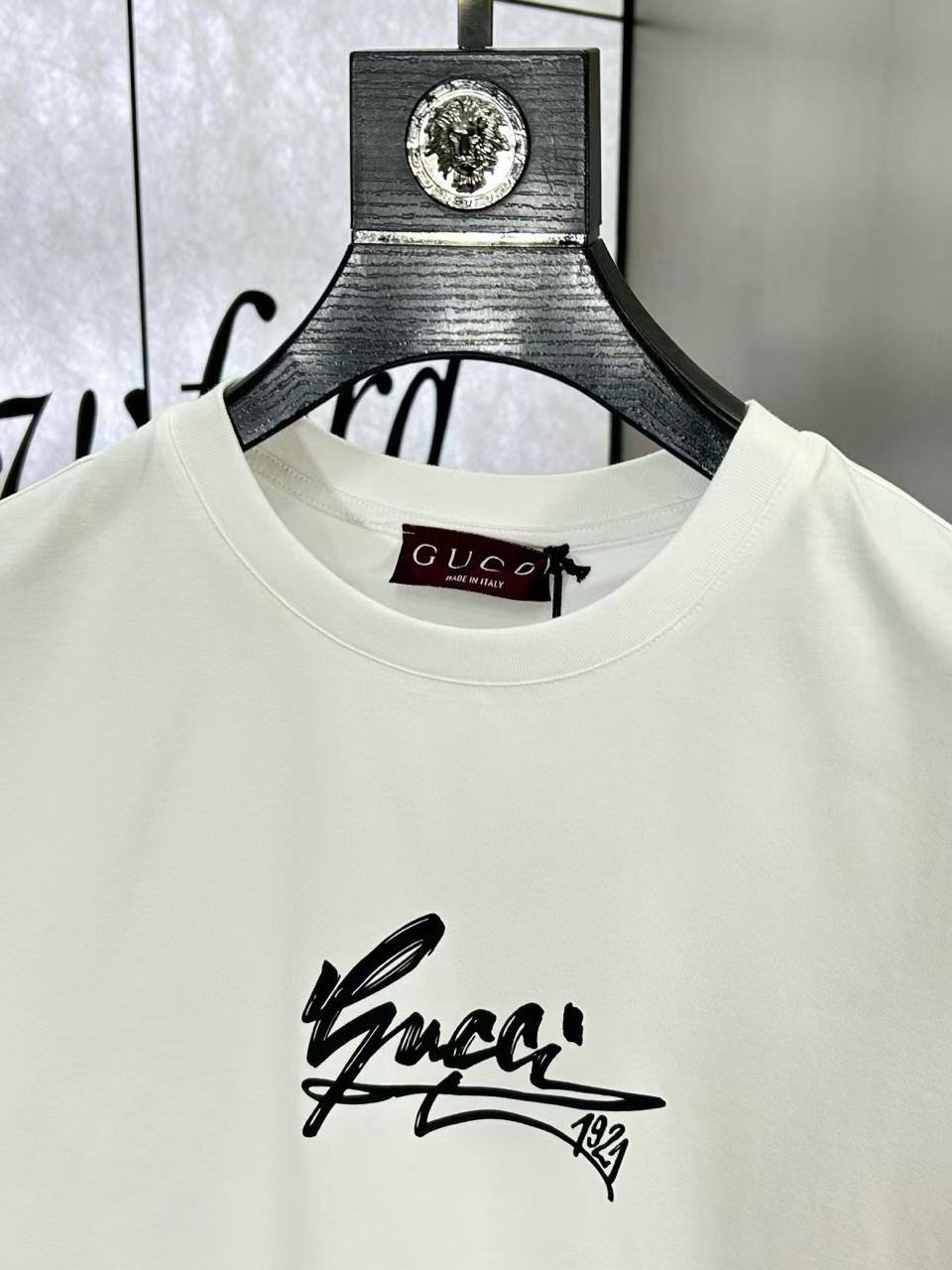 МУЖСКАЯ ФУТБОЛКА GUCCI детальное фото