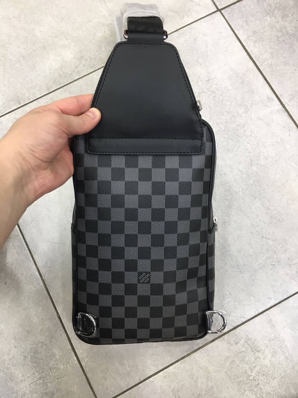 МУЖСКАЯ СУМКА СЛИНГ LOUIS VUITTON детальное фото