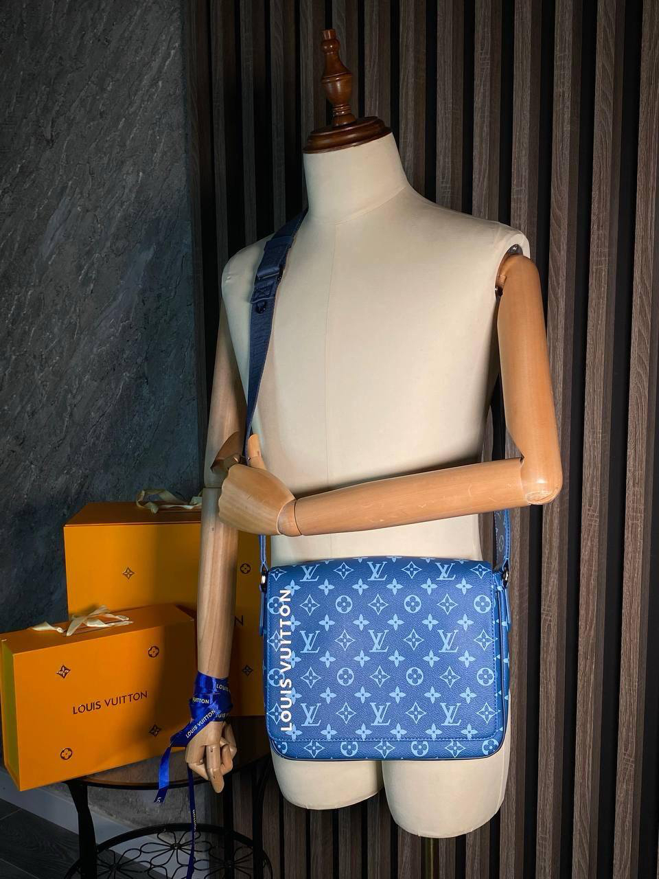 МУЖСКАЯ СУМКА МЕССЕНДЖЕР LOUIS VUITTON детальное фото