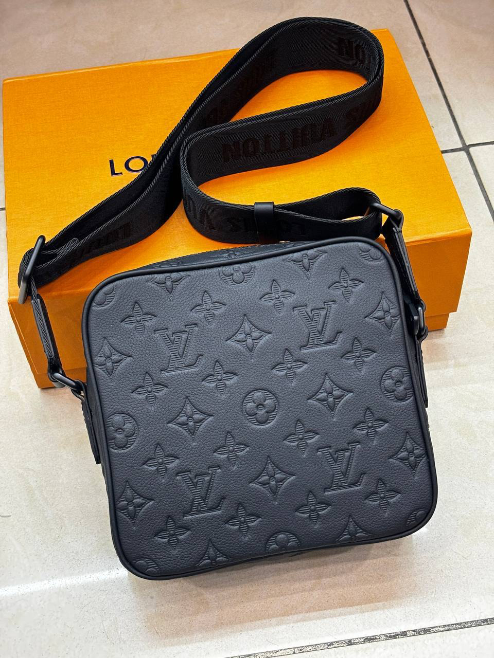МУЖСКАЯ СУМКА МЕССЕНДЖЕР LOUIS VUITTON детальное фото