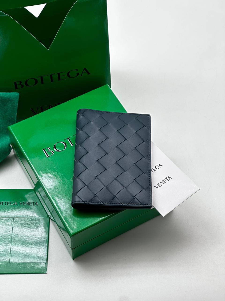 МУЖСКАЯ ОБЛОЖКА НА ПАСПОРТ BOTTEGA VENETA детальное фото