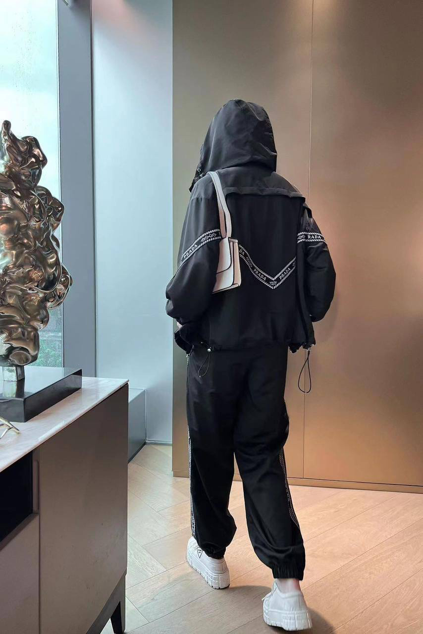 КОСТЮМ PRADA детальное фото