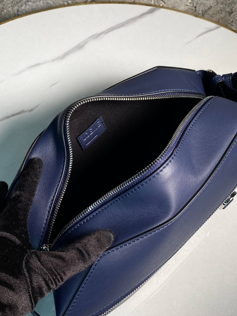 МУЖСКАЯ СУМКА СЛИНГ LOEWE детальное фото