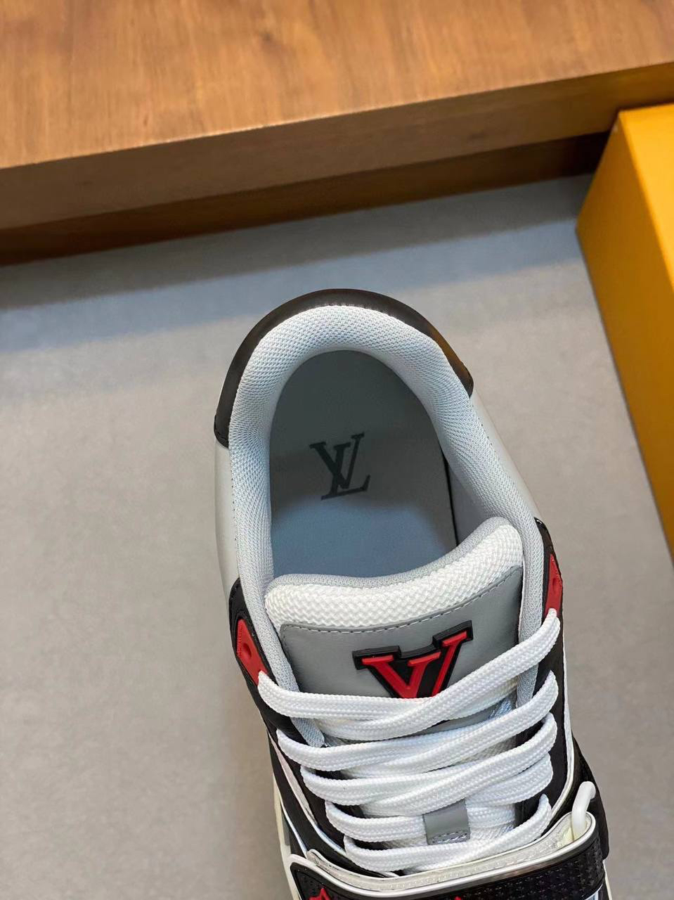МУЖСКИЕ КРОССОВКИ LOUIS VUITTON детальное фото