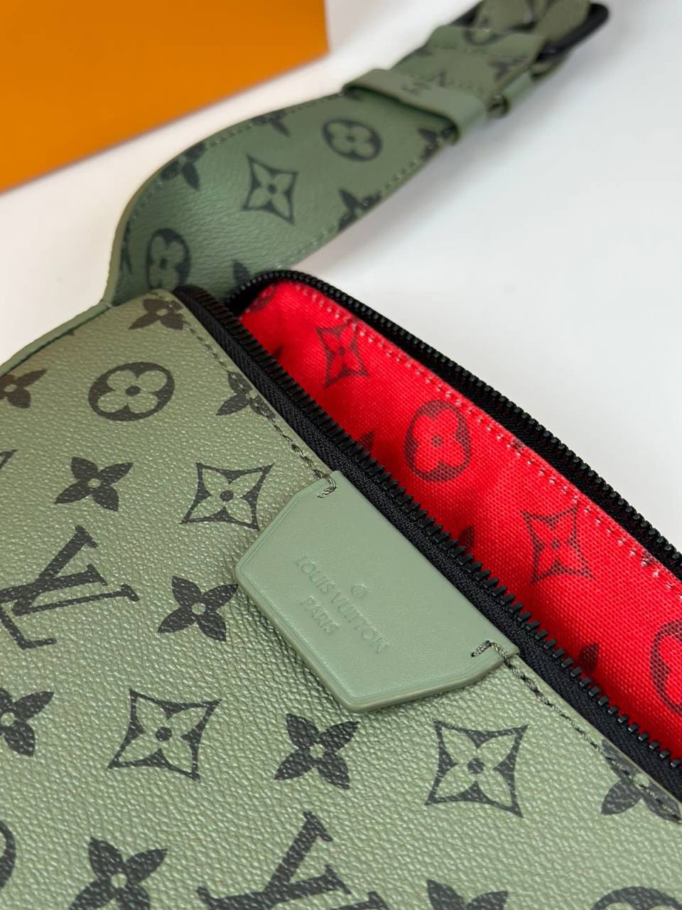 МУЖСКАЯ СУМКА СЛИНГ LOUIS VUITTON детальное фото