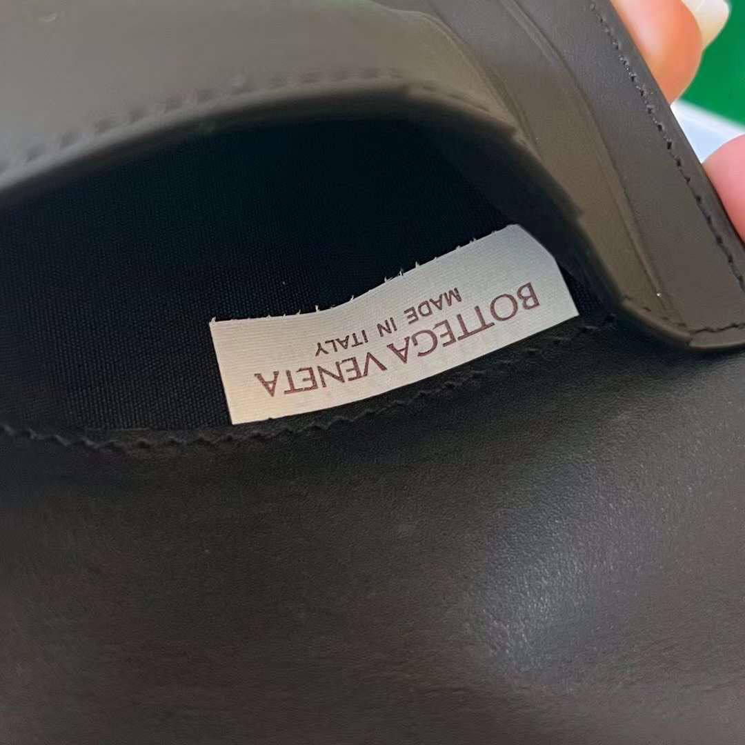 МУЖСКАЯ ОБЛОЖКА НА ПАСПОРТ BOTTEGA VENETA детальное фото