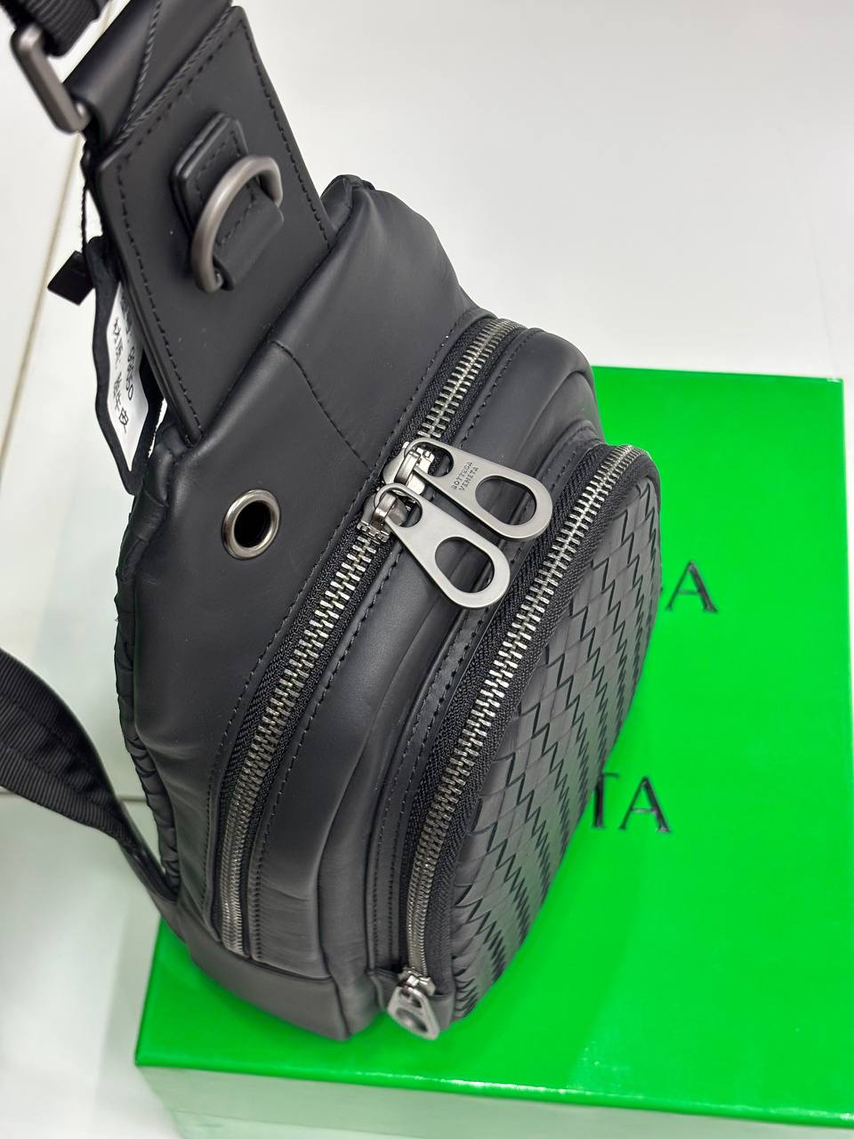 МУЖСКАЯ СУМКА СЛИНГ BOTTEGA VENETA детальное фото