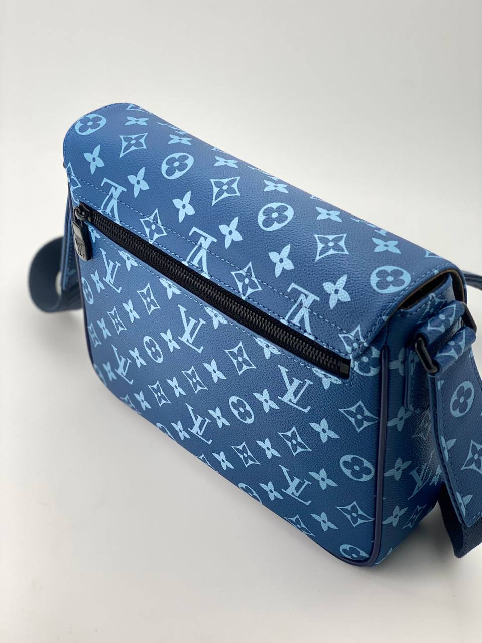 МУЖСКАЯ СУМКА МЕССЕНДЖЕР LOUIS VUITTON детальное фото