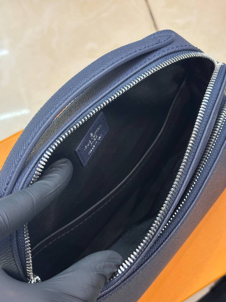 МУЖСКАЯ СУМКА МЕССЕНДЖЕР LOUIS VUITTON детальное фото