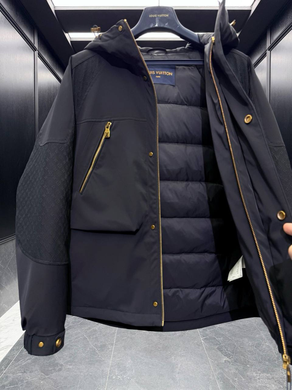 МУЖСКОЙ ПУХОВИК LOUIS VUITTON детальное фото