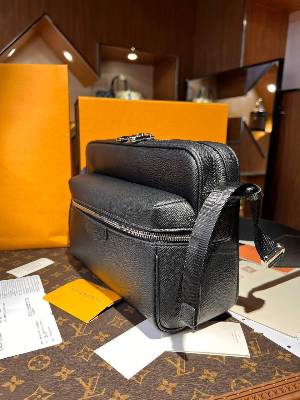 МУЖСКАЯ СУМКА МЕССЕНДЖЕР LOUIS VUITTON детальное фото