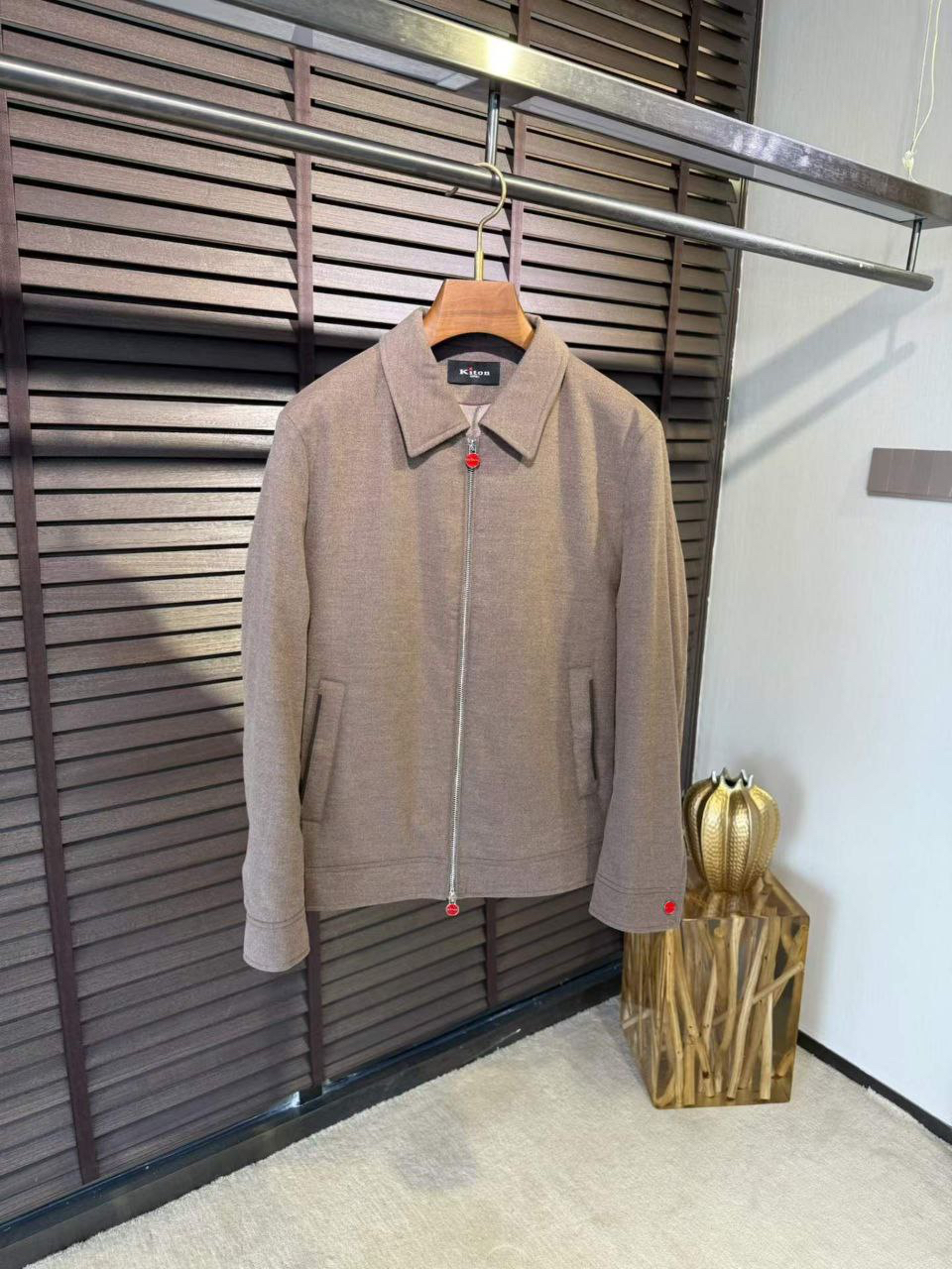 МУЖСКАЯ КУРТКА KITON детальное фото