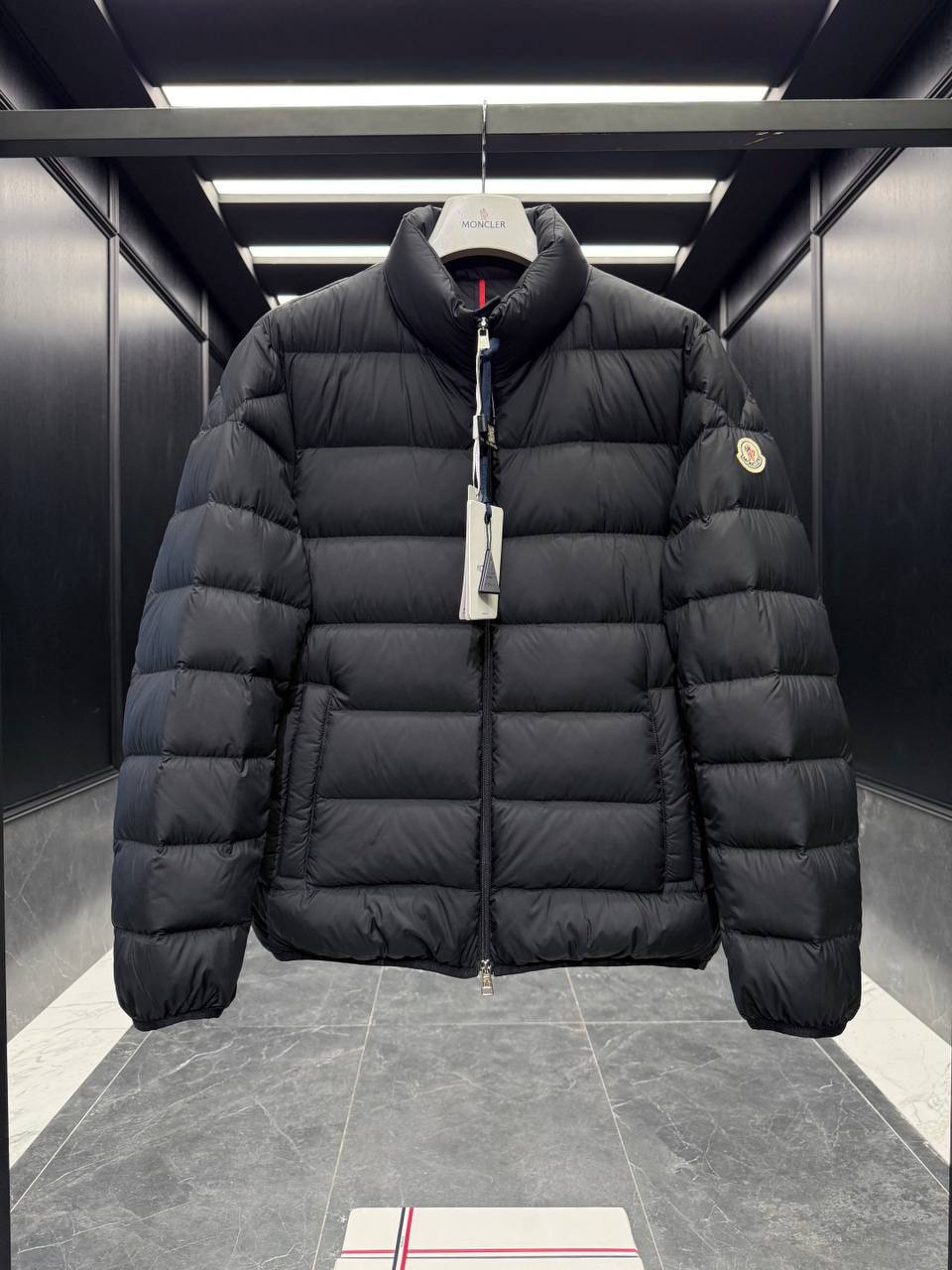 МУЖСКОЙ ПУХОВИК MONCLER детальное фото