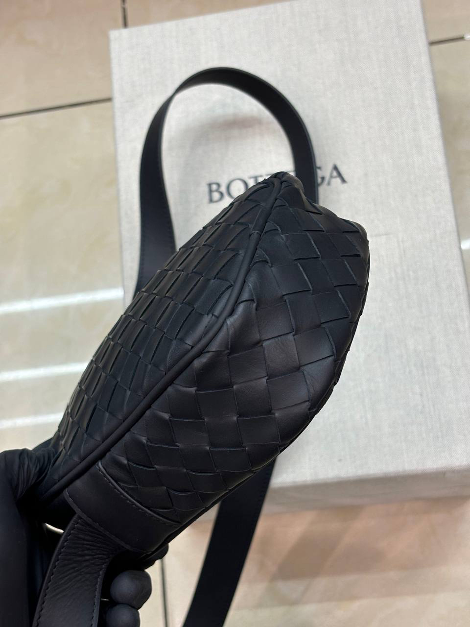 МУЖСКАЯ СУМКА МЕССЕНДЖЕР BOTTEGA VENETA детальное фото
