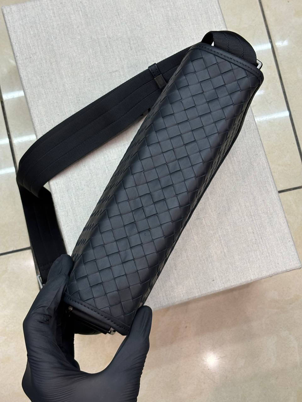МУЖСКАЯ СУМКА МЕССЕНДЖЕР BOTTEGA VENETA детальное фото