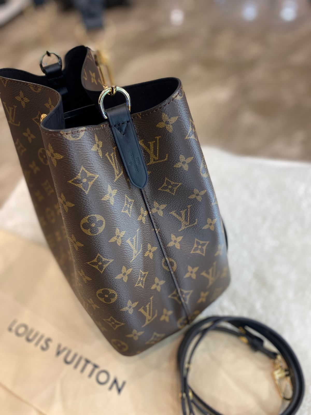 СУМКА LOUIS VUITTON NEONOE детальное фото