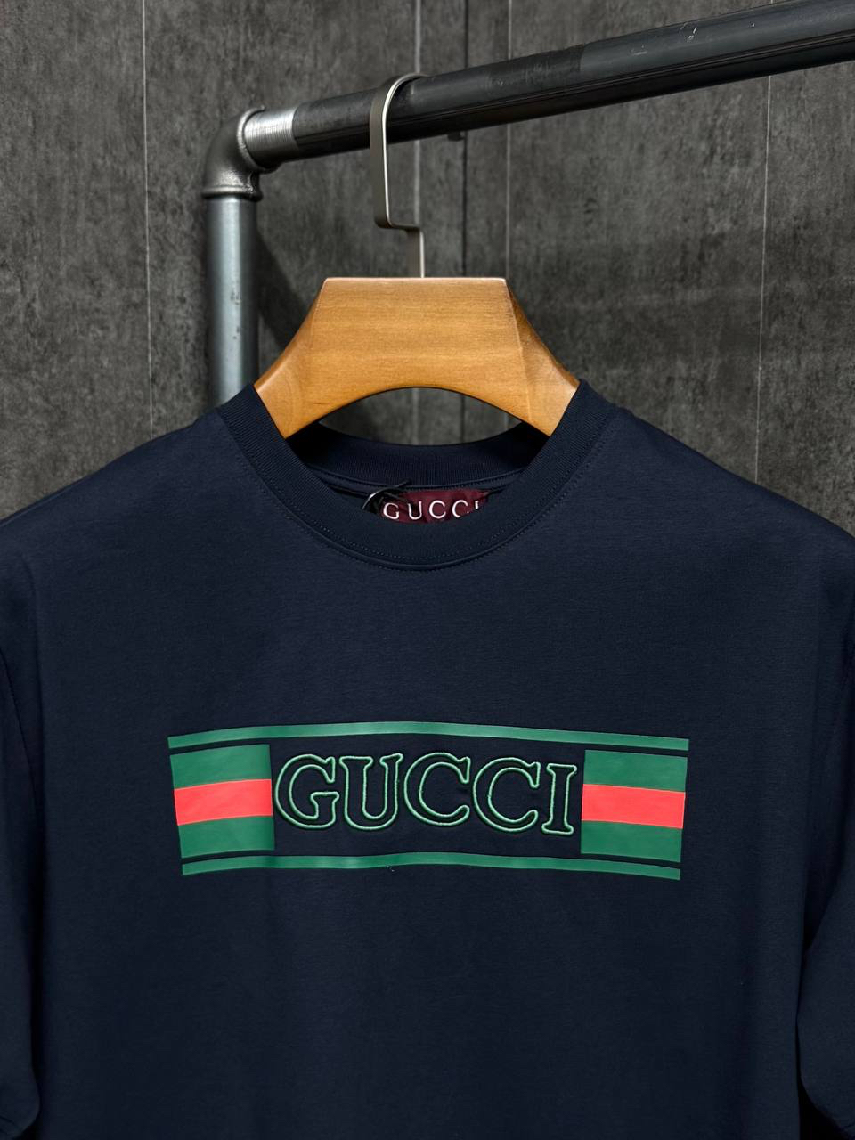 МУЖСКАЯ ФУТБОЛКА GUCCI детальное фото