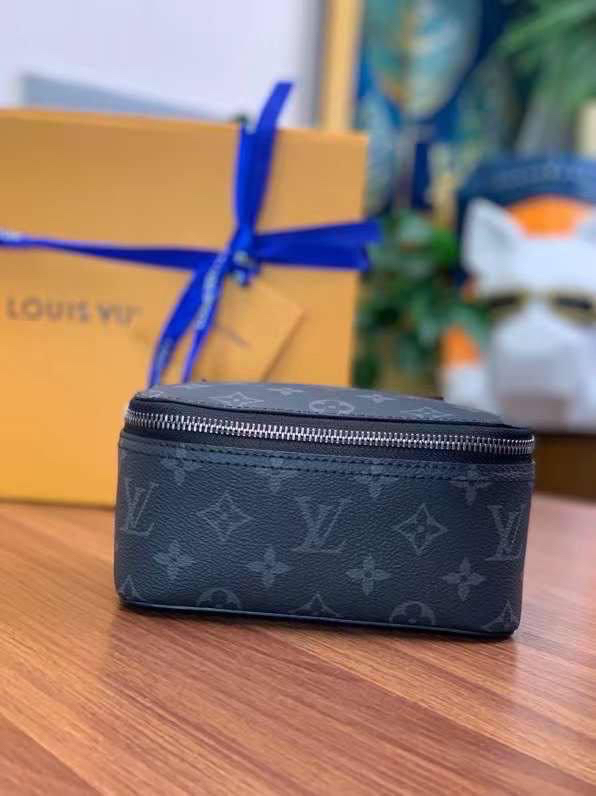 МУЖСКОЙ НЕСЕССЕР КОСМЕТИЧКА LOUIS VUITTON детальное фото
