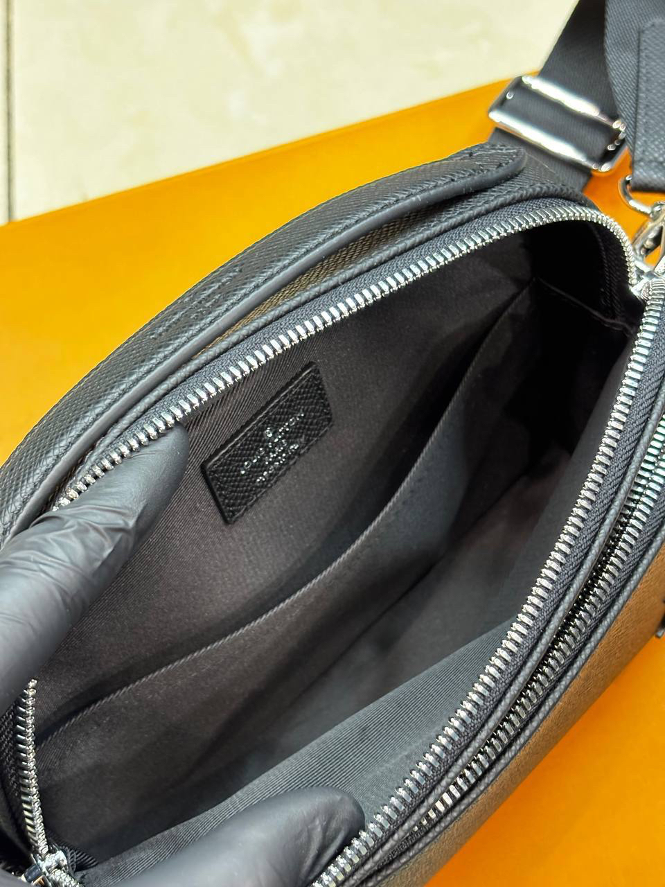 МУЖСКАЯ СУМКА МЕССЕНДЖЕР LOUIS VUITTON детальное фото