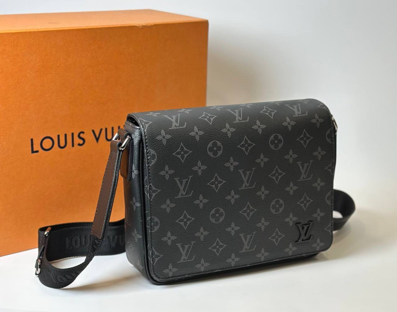 МУЖСКАЯ СУМКА МЕССЕНДЖЕР LOUIS VUITTON детальное фото