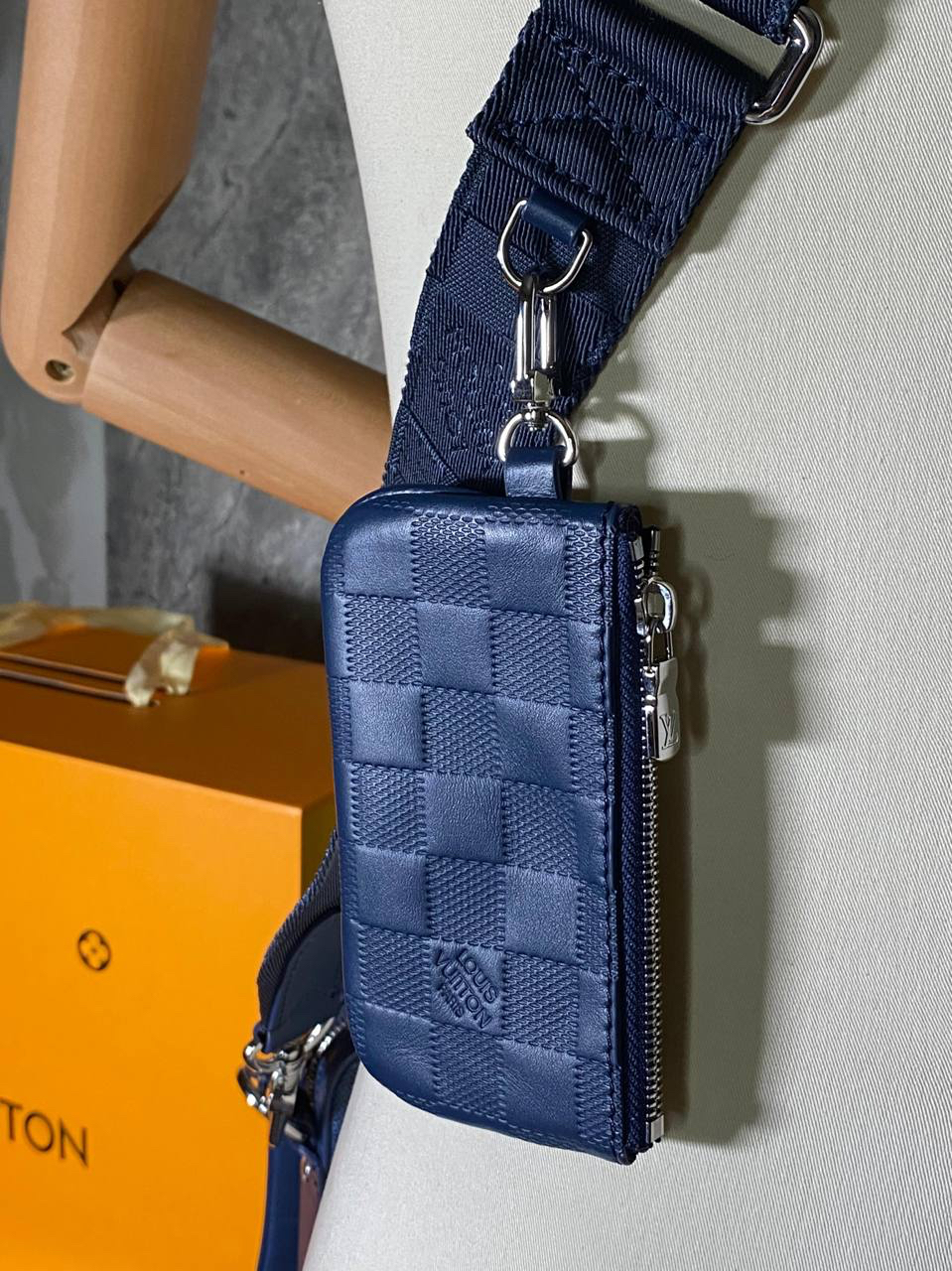 МУЖСКАЯ СУМКА МЕССЕНДЖЕР LOUIS VUITTON детальное фото