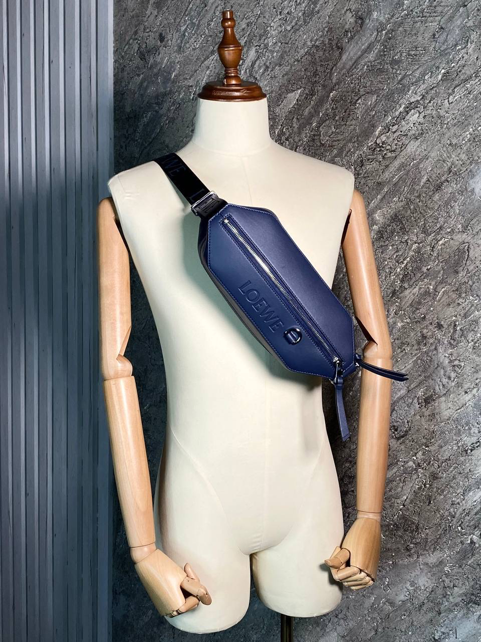 МУЖСКАЯ СУМКА СЛИНГ LOEWE детальное фото