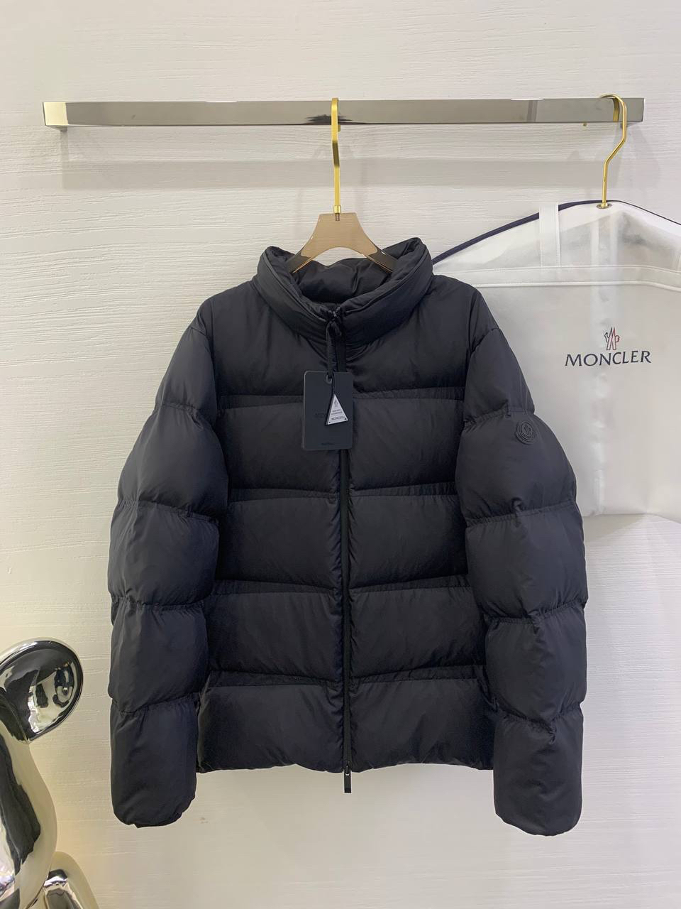 МУЖСКОЙ ПУХОВИК MONCLER детальное фото
