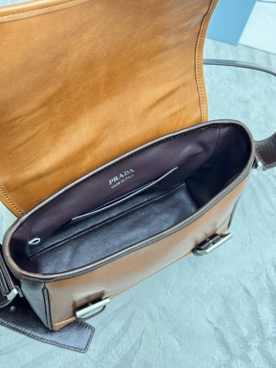 МУЖСКАЯ СУМКА МЕССЕНДЖЕР PRADA детальное фото