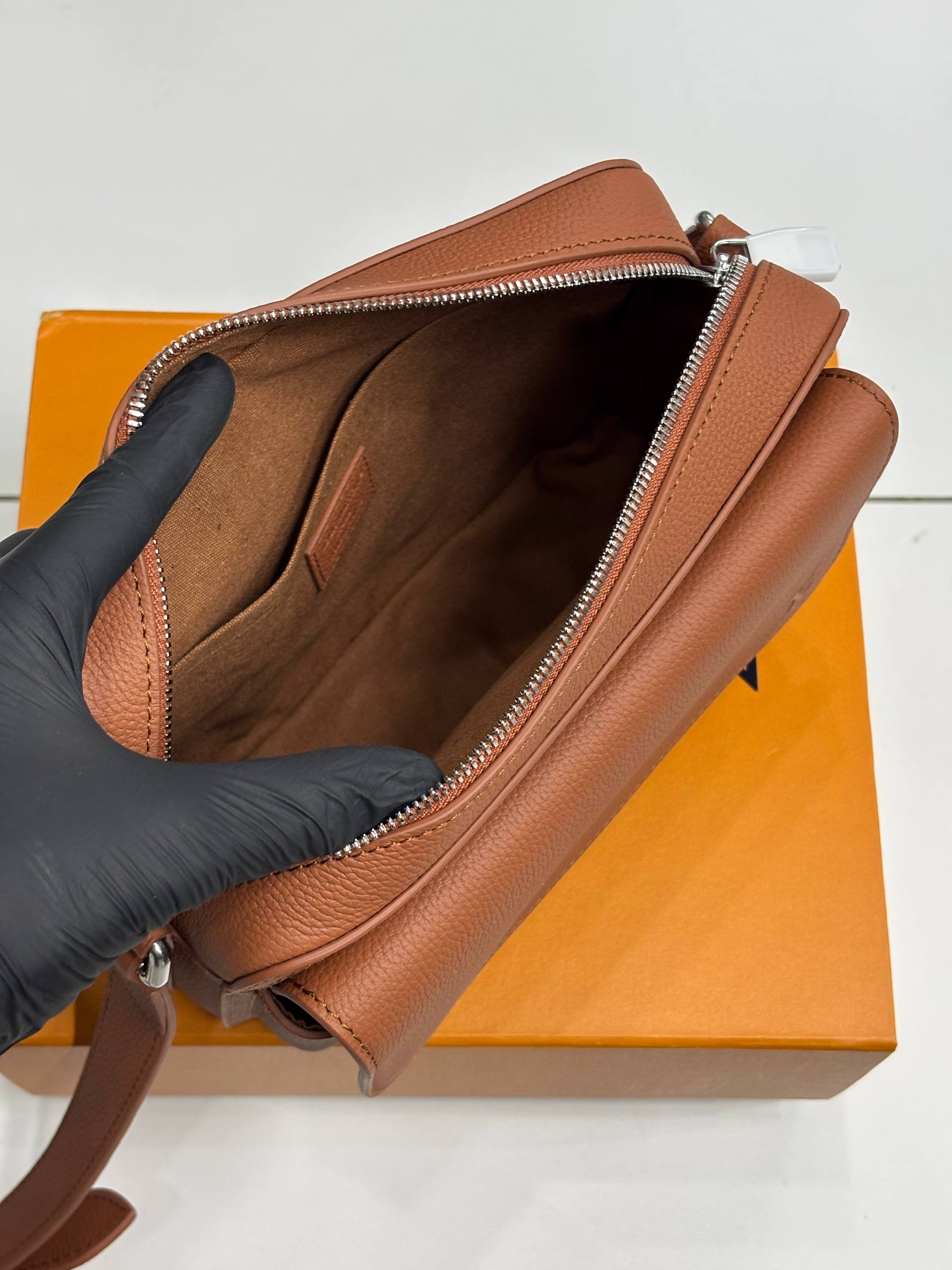 МУЖСКАЯ СУМКА МЕССЕНДЖЕР LOUIS VUITTON детальное фото