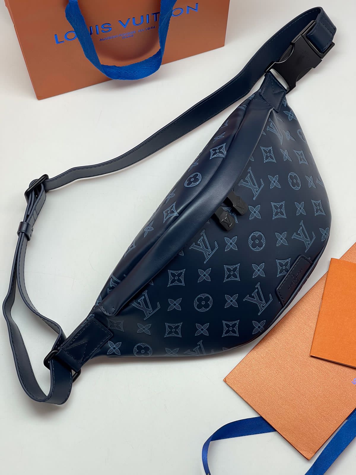 МУЖСКАЯ СУМКА СЛИНГ LOUIS VUITTON детальное фото