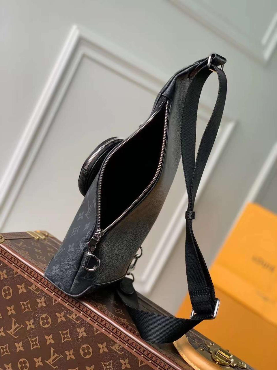 МУЖСКАЯ СУМКА СЛИНГ LOUIS VUITTON детальное фото