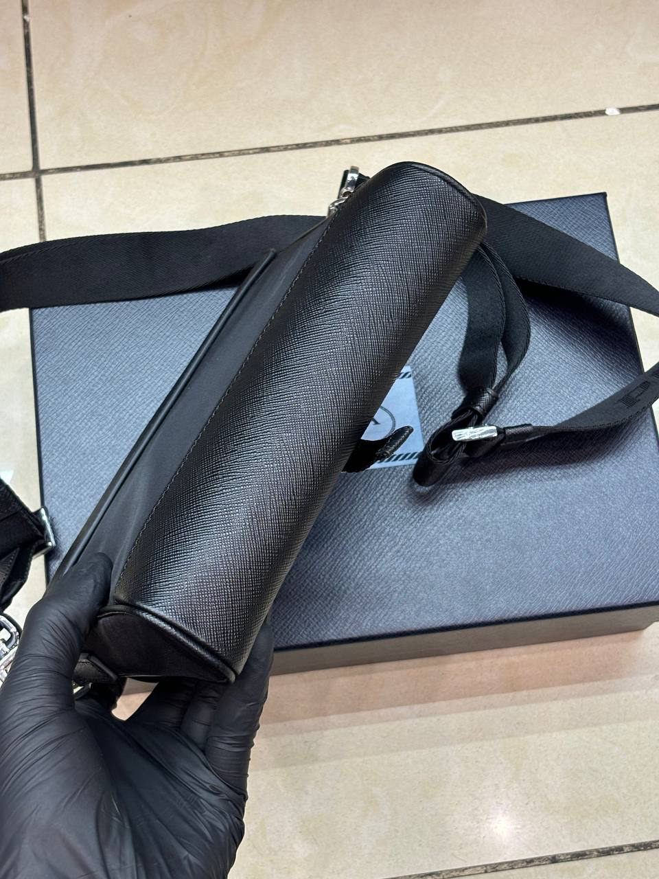 МУЖСКАЯ СУМКА МЕССЕНДЖЕР PRADA детальное фото