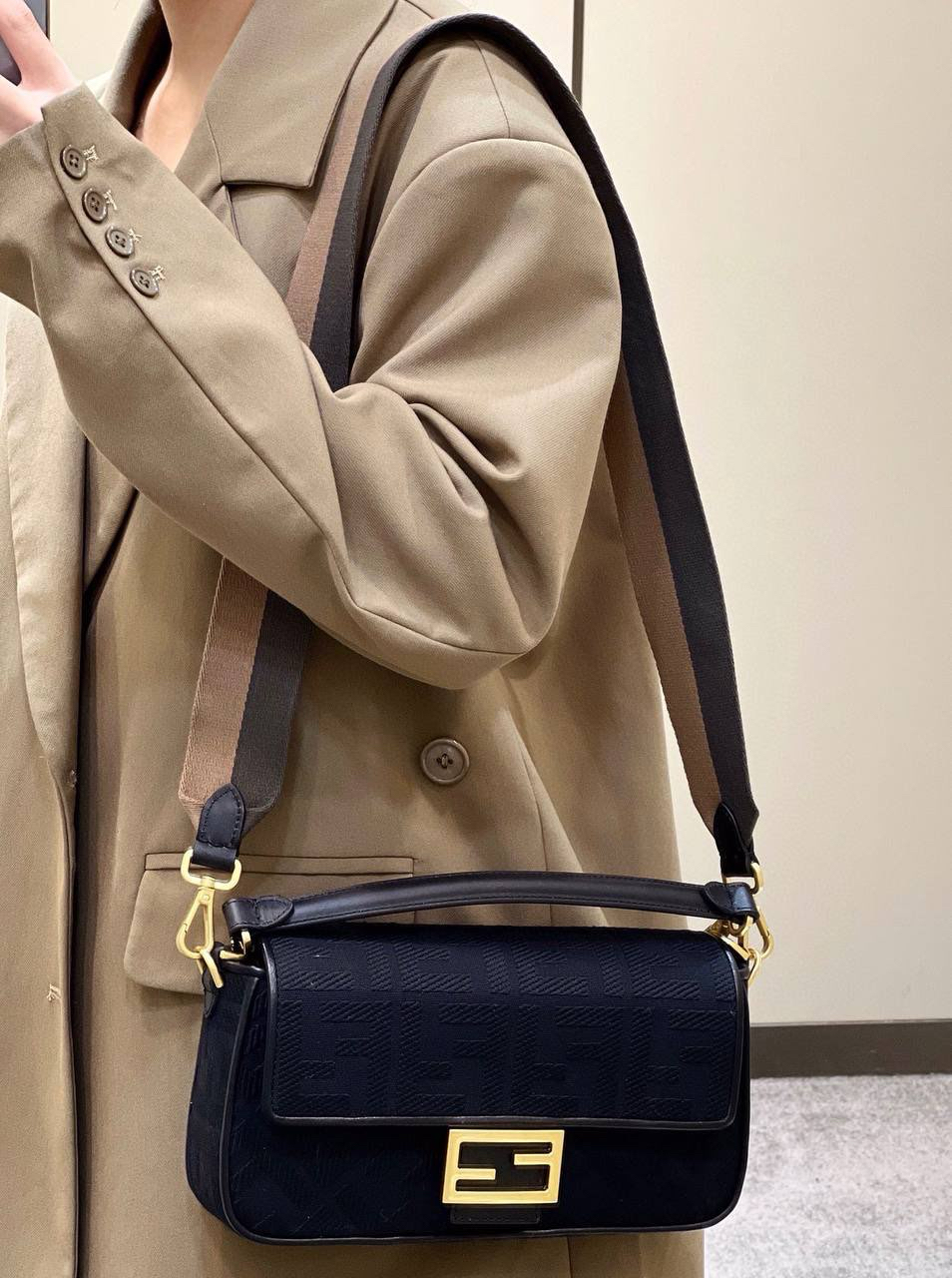 СУМКА FENDI BAGUETTE детальное фото