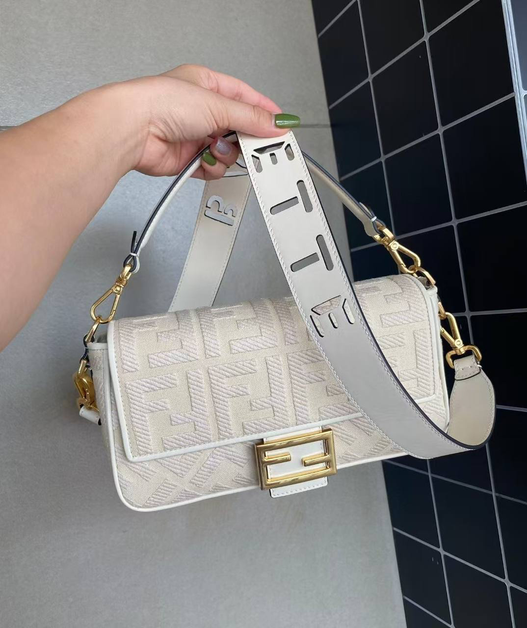 СУМКА FENDI BAGUETTE детальное фото