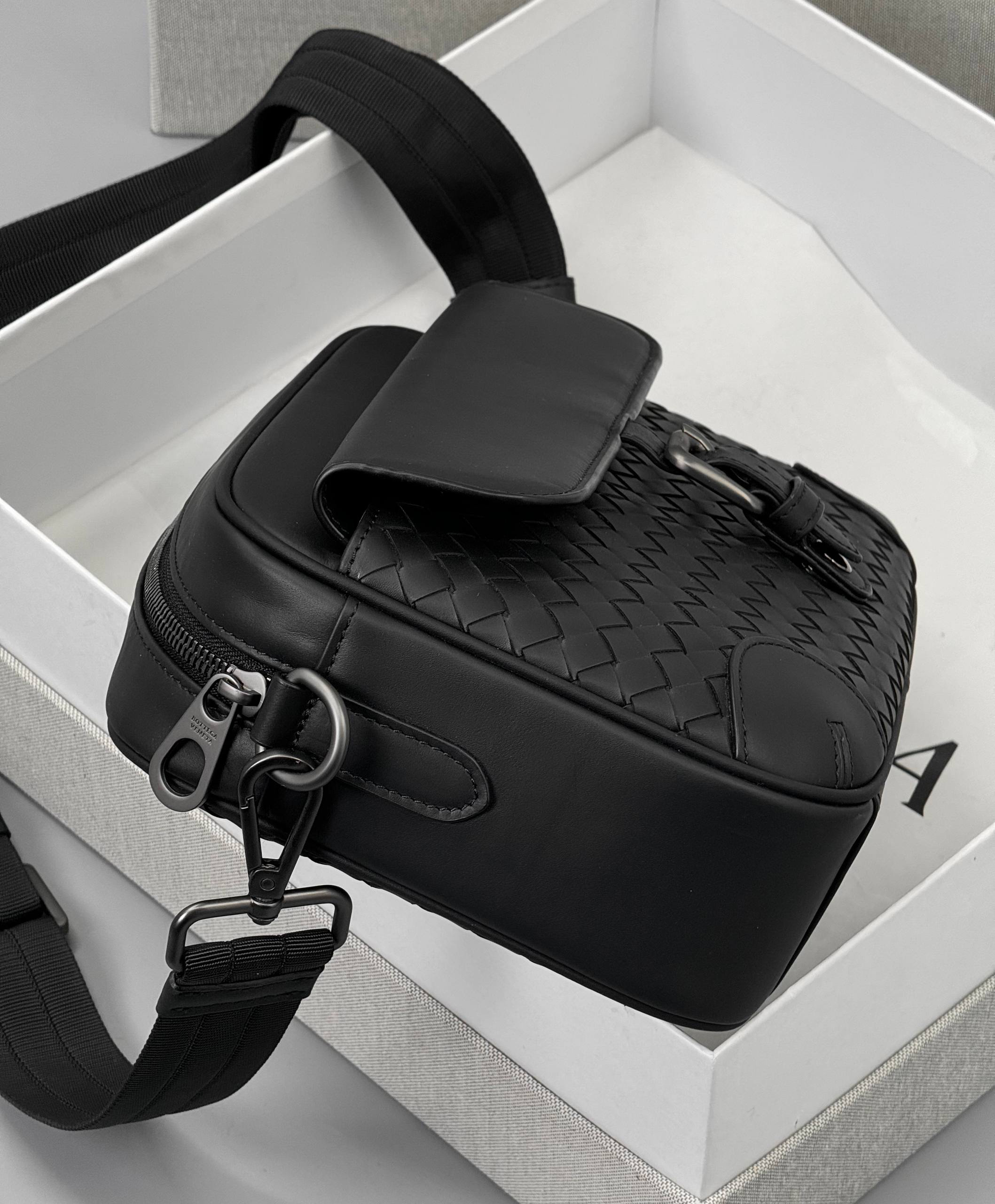 МУЖСКАЯ СУМКА МЕССЕНДЖЕР BOTTEGA VENETA детальное фото