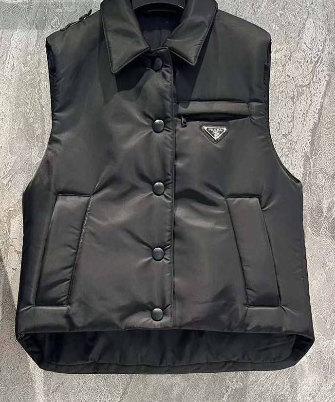 ЖИЛЕТ PRADA детальное фото
