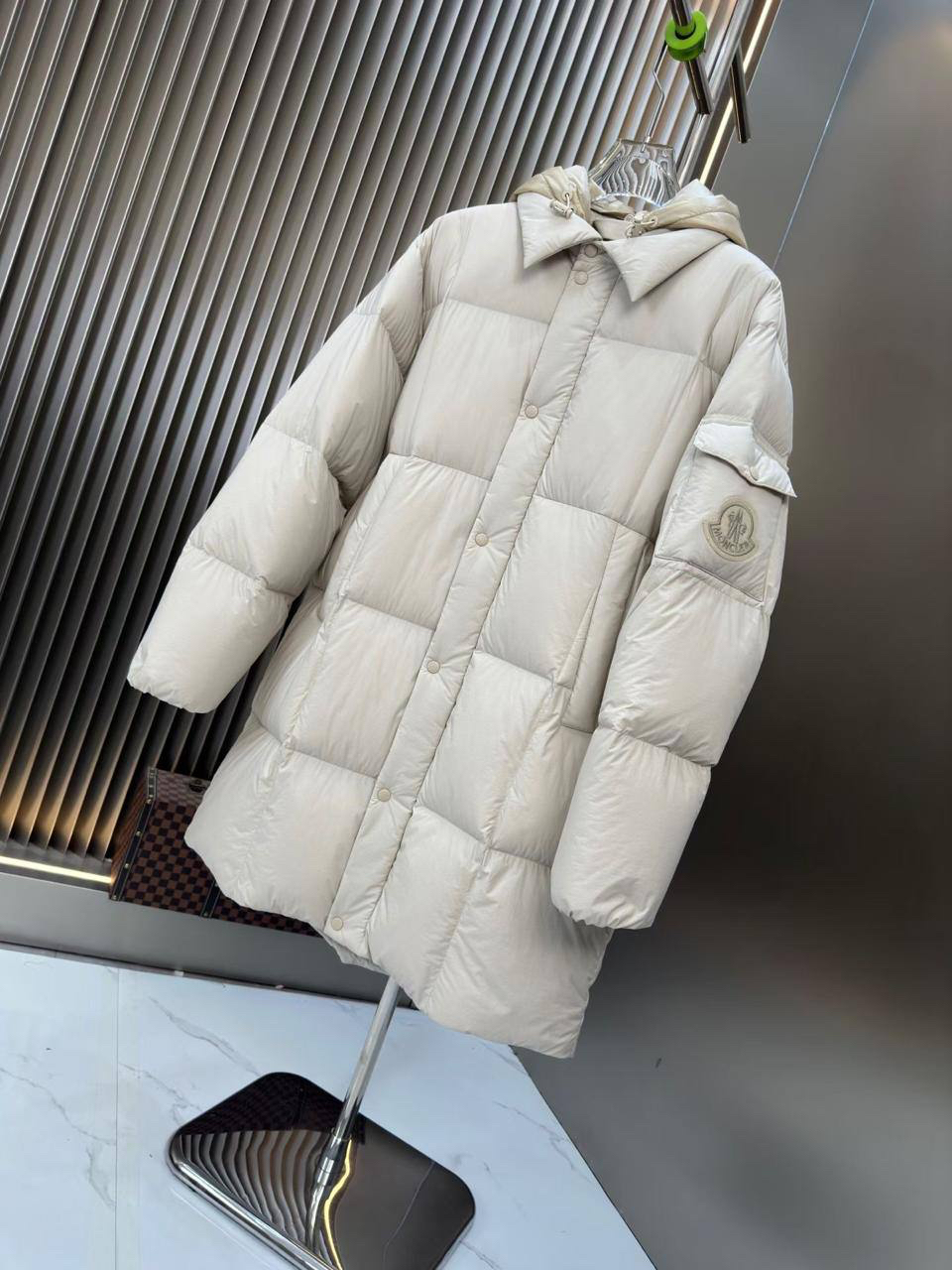 МУЖСКОЙ ПУХОВИК MONCLER детальное фото