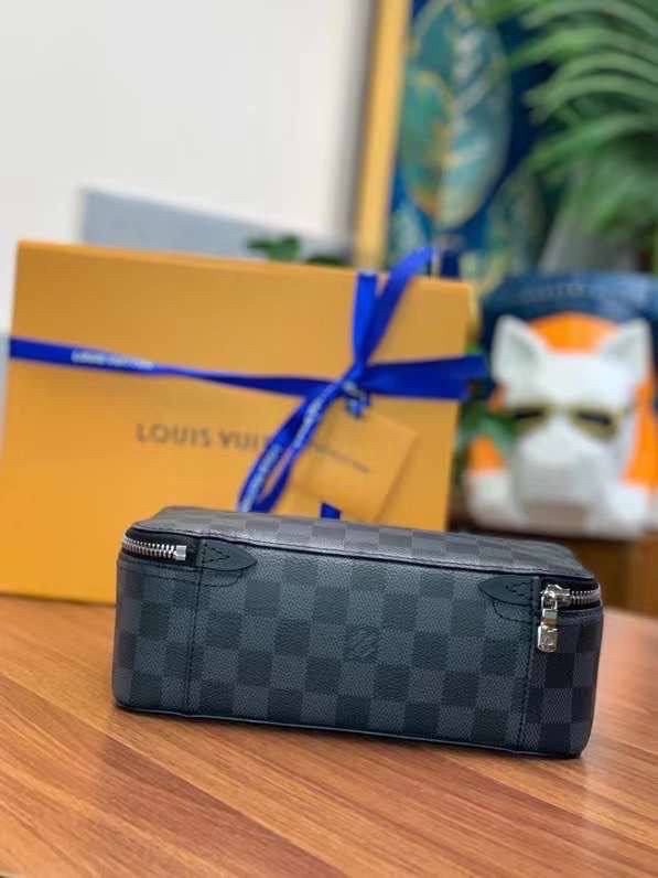 МУЖСКОЙ НЕСЕССЕР КОСМЕТИЧКА LOUIS VUITTON детальное фото