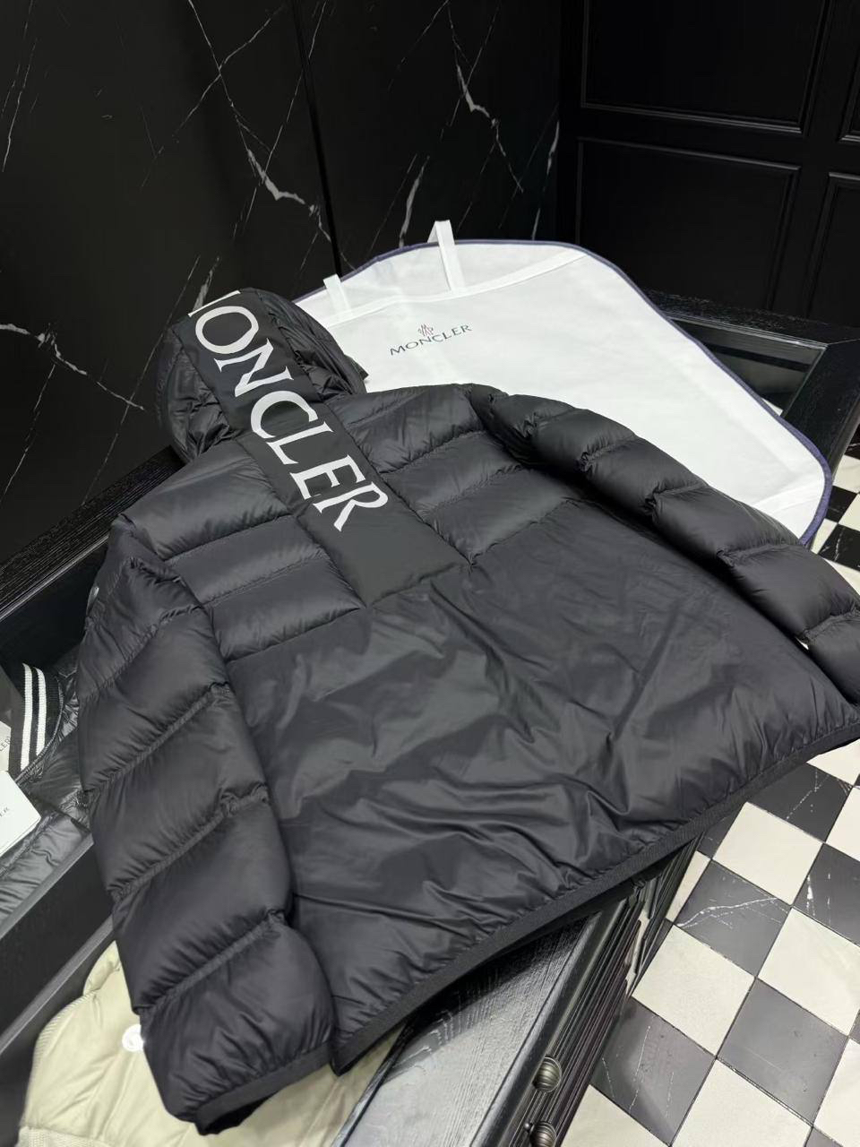 МУЖСКОЙ ПУХОВИК MONCLER детальное фото