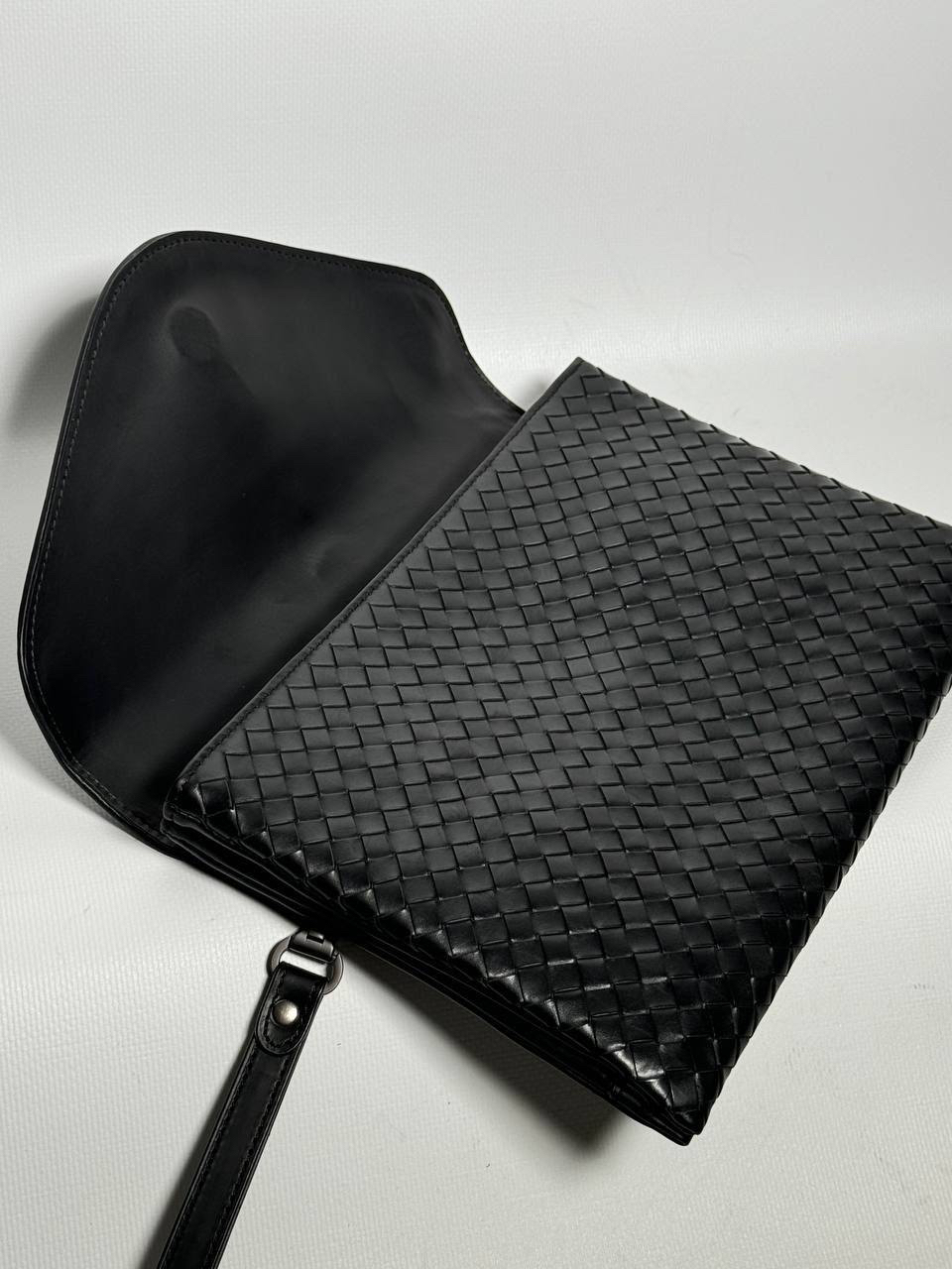 МУЖСКОЙ КЛАТЧ BOTTEGA VENETA детальное фото