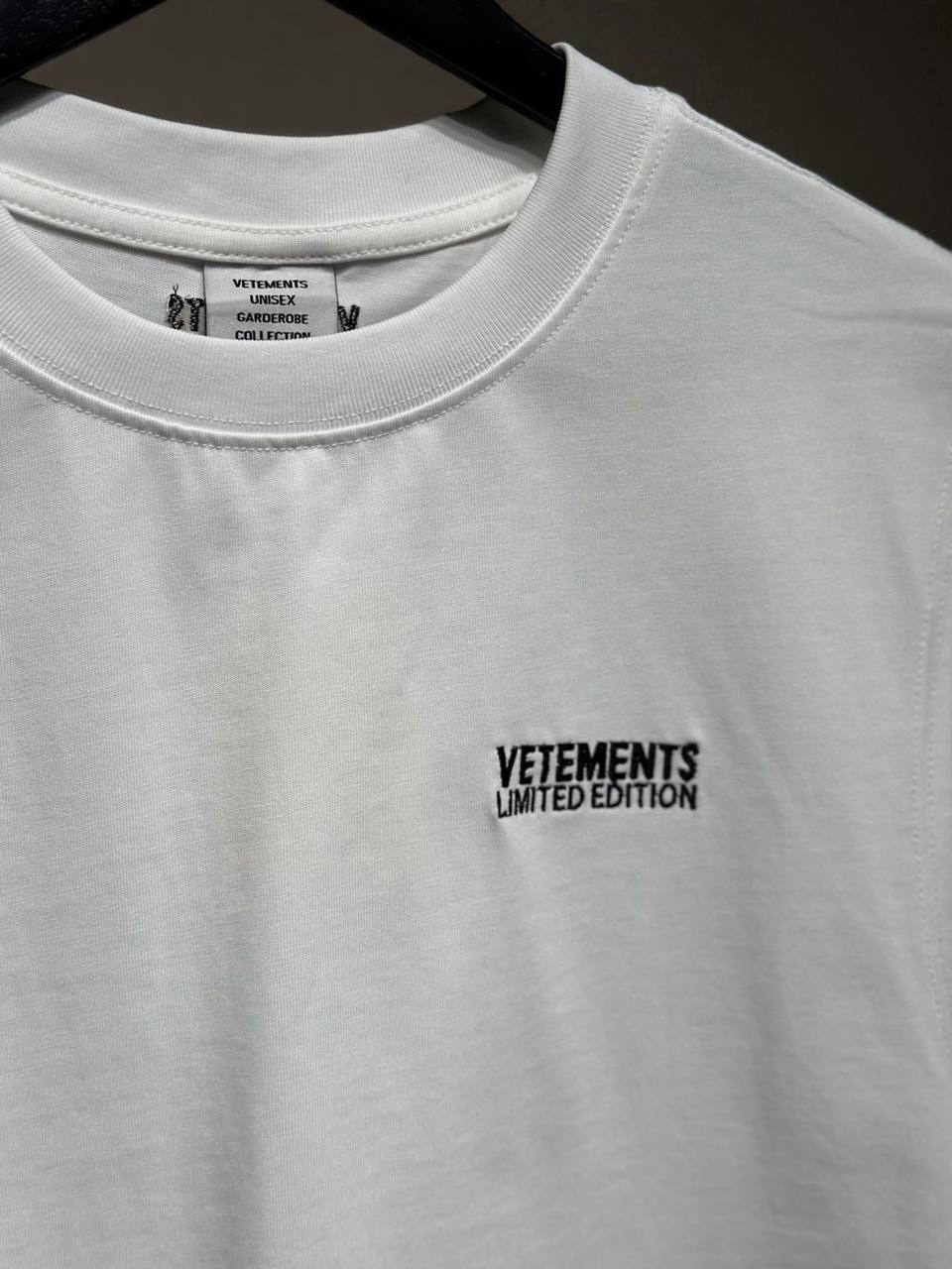 МУЖСКАЯ МАЙКА VETEMENTS детальное фото