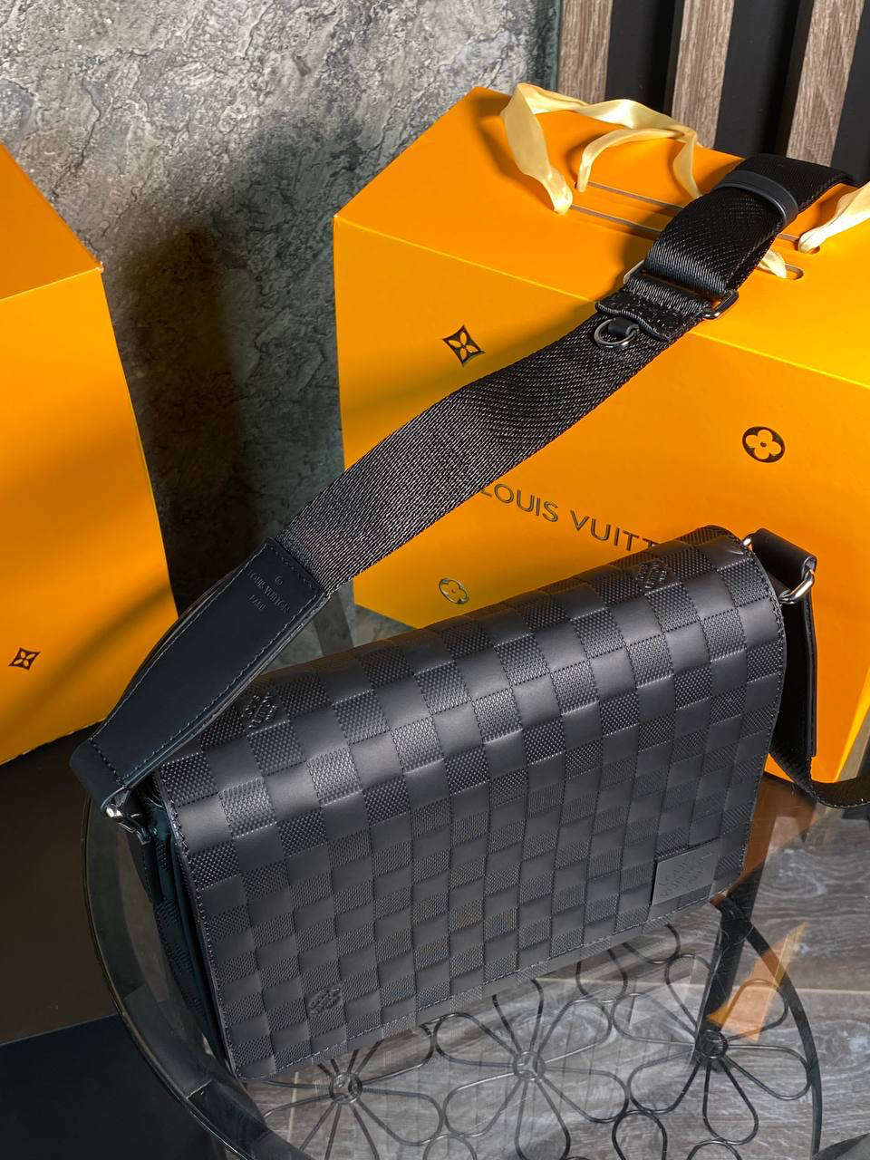 МУЖСКАЯ СУМКА МЕССЕНДЖЕР LOUIS VUITTON детальное фото