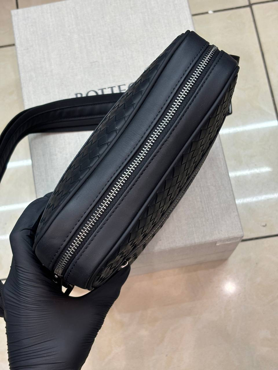 МУЖСКАЯ СУМКА МЕССЕНДЖЕР BOTTEGA VENETA детальное фото