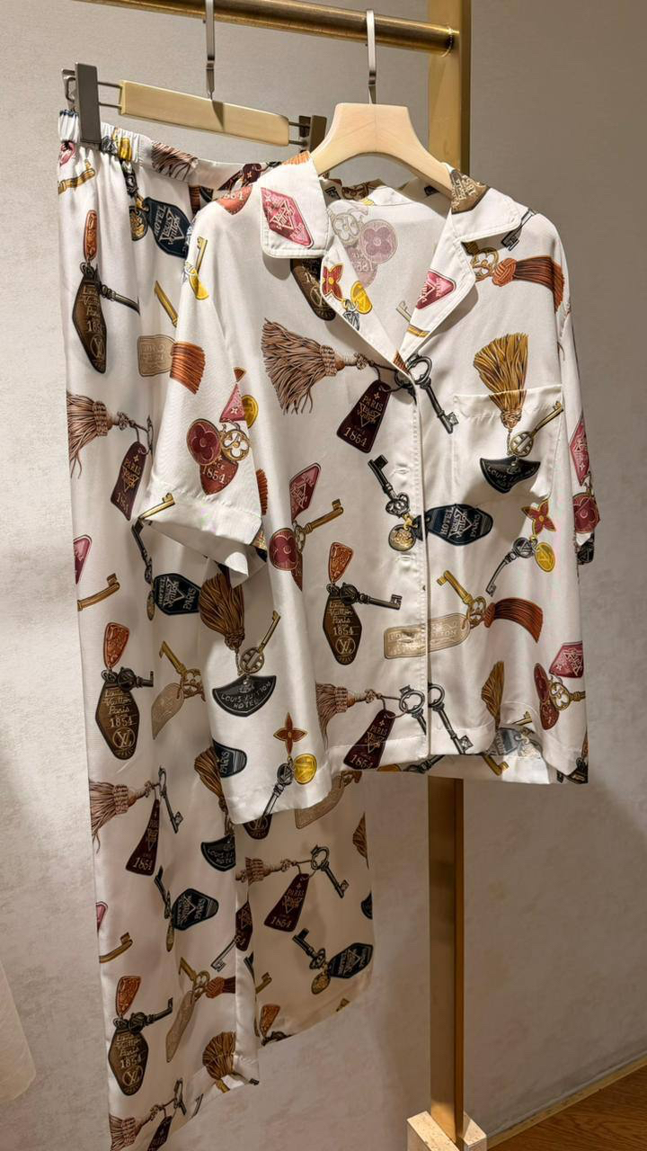 КОСТЮМ LOUIS VUITTON детальное фото
