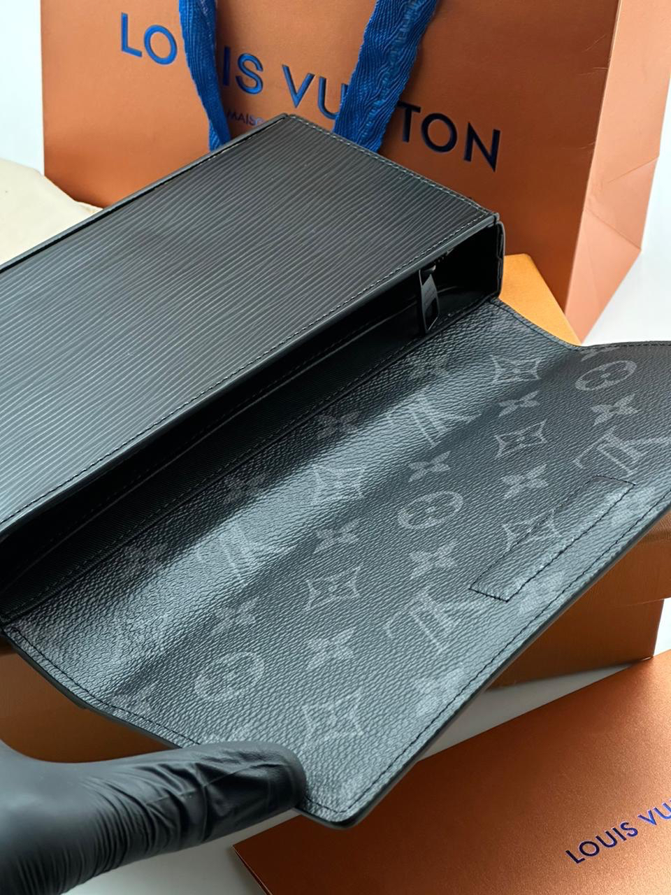 МУЖСКОЙ КЛАТЧ LOUIS VUITTON детальное фото