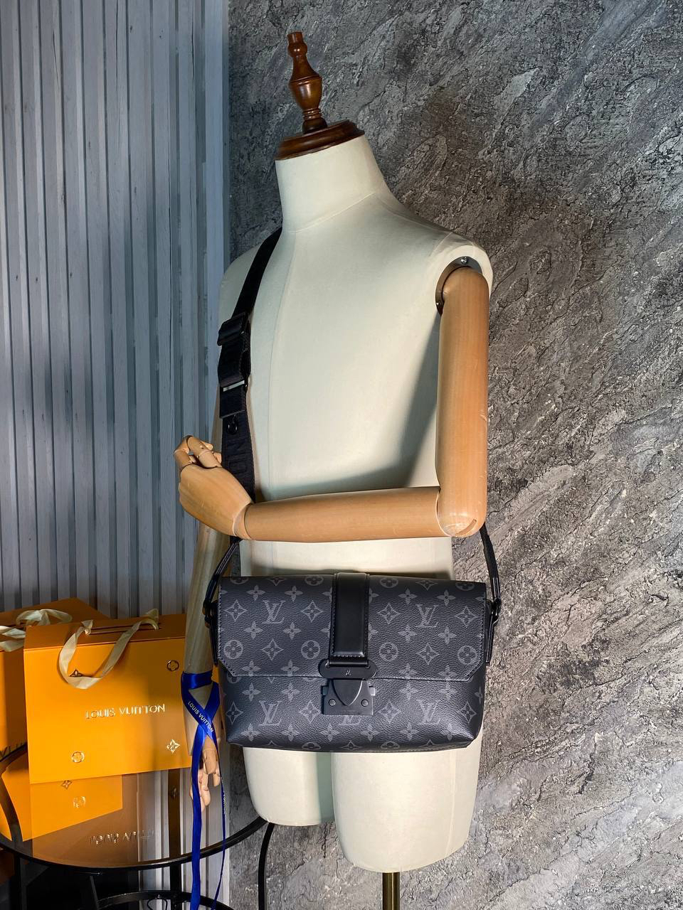 МУЖСКАЯ СУМКА МЕССЕНДЖЕР LOUIS VUITTON детальное фото